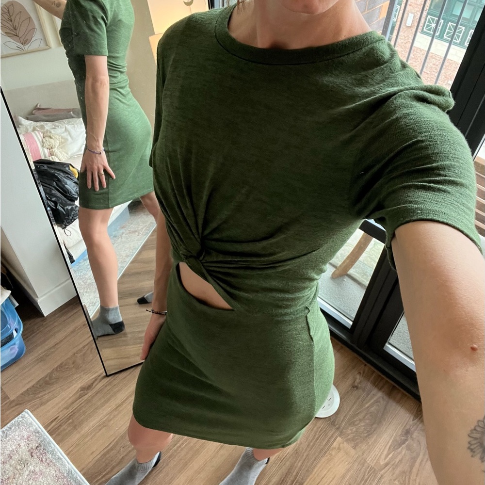 Aritzia dress keyhole